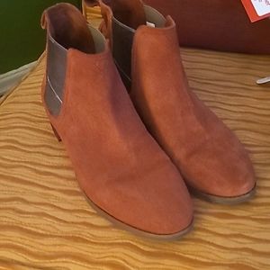 Tom's size 10 booties